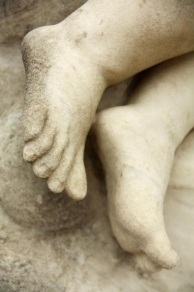 feet-headstone-detail-natchez-city-cemetery-0037